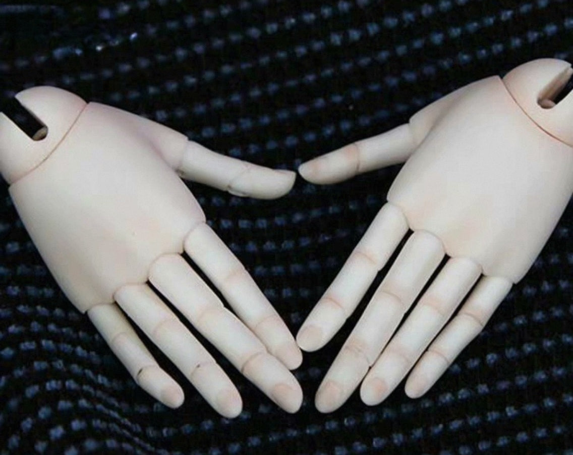 Realistic 1/4 BJD articulated hands with detailed sculpted fingers
