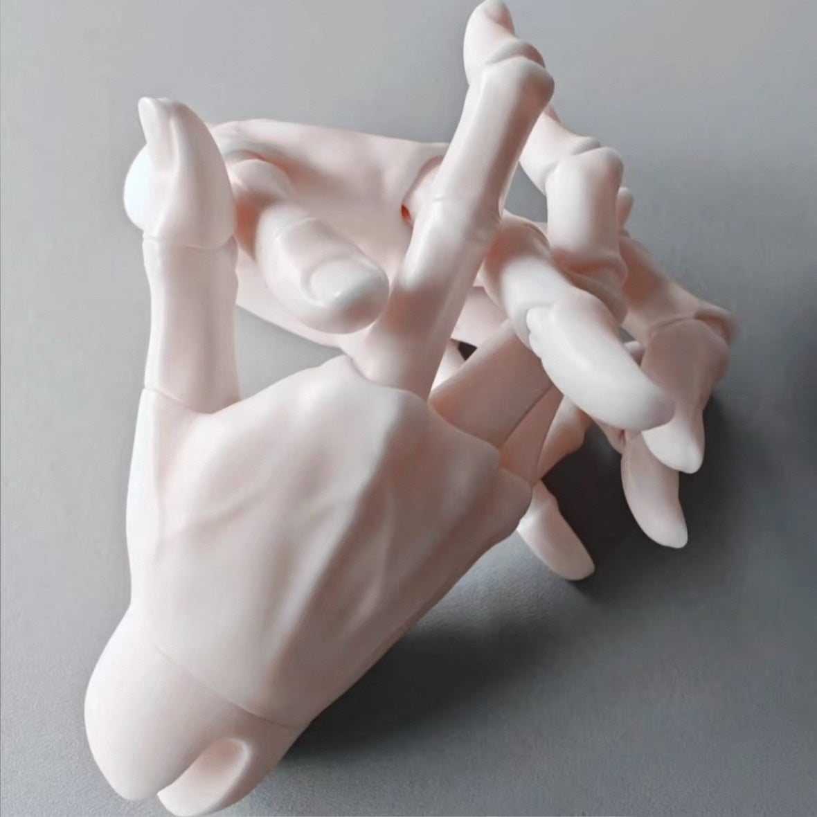 Unpainted muscular joint hands for 75cm BJD doll, poseable resin replacement hands