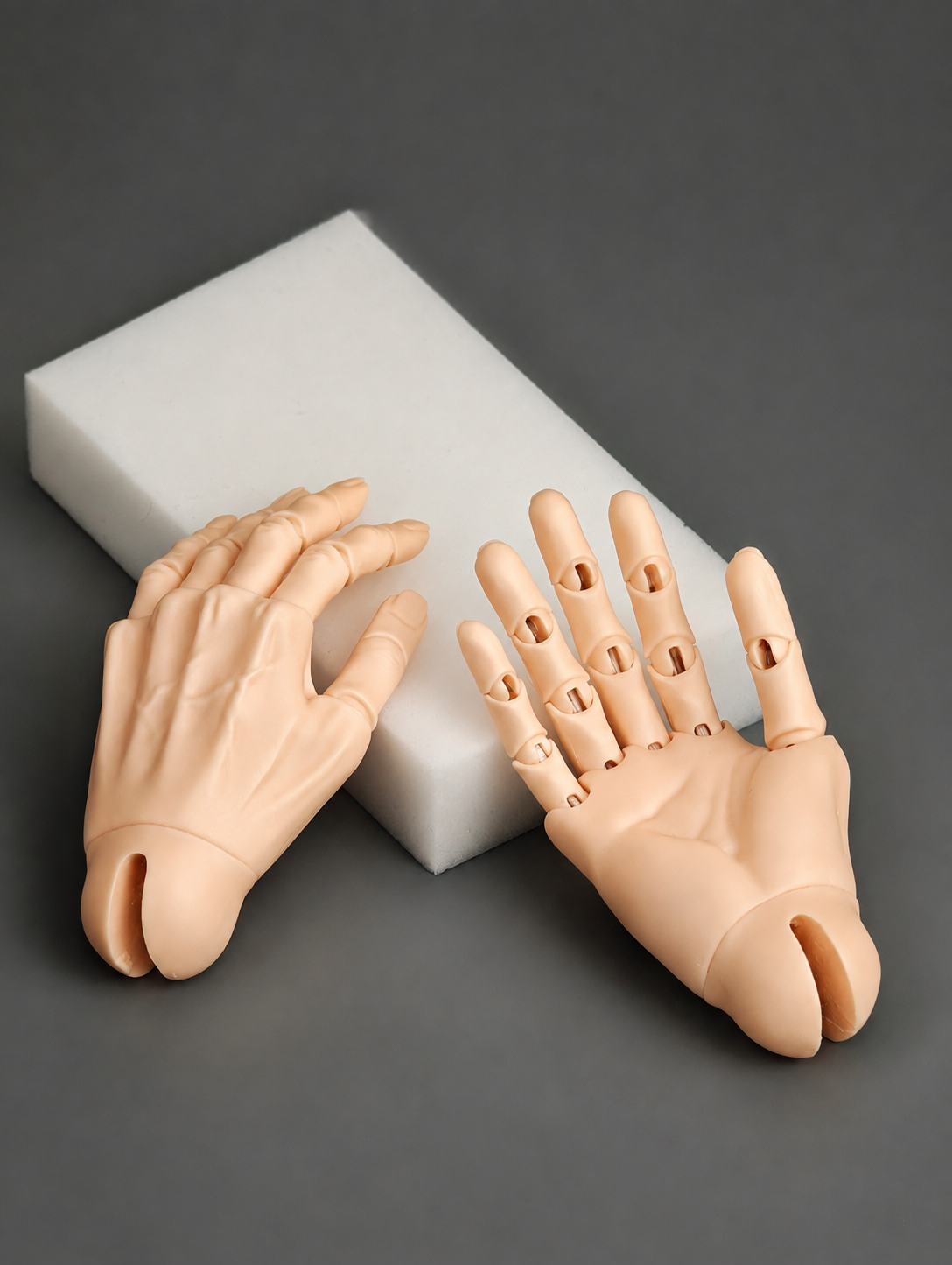 Realistic resin BJD male hands with articulated fingers for 60cm dolls