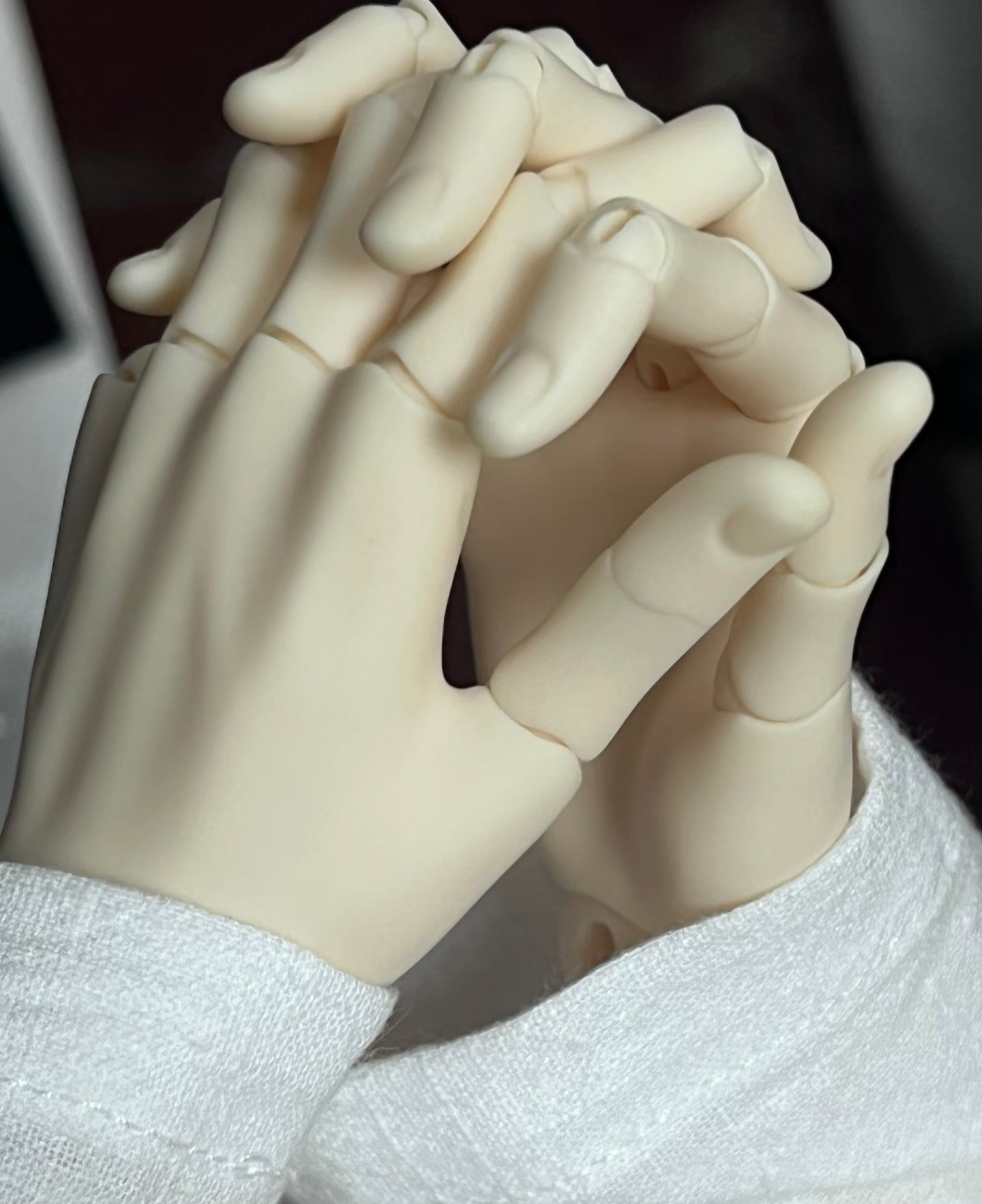 Cream skin jointed replacement hands for BJD 75cm male doll, poseable resin hands