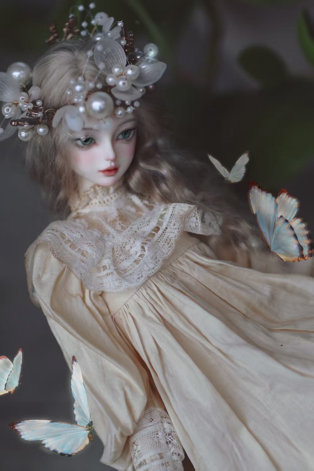 1/4 BJD female doll sitting pose with articulated resin body